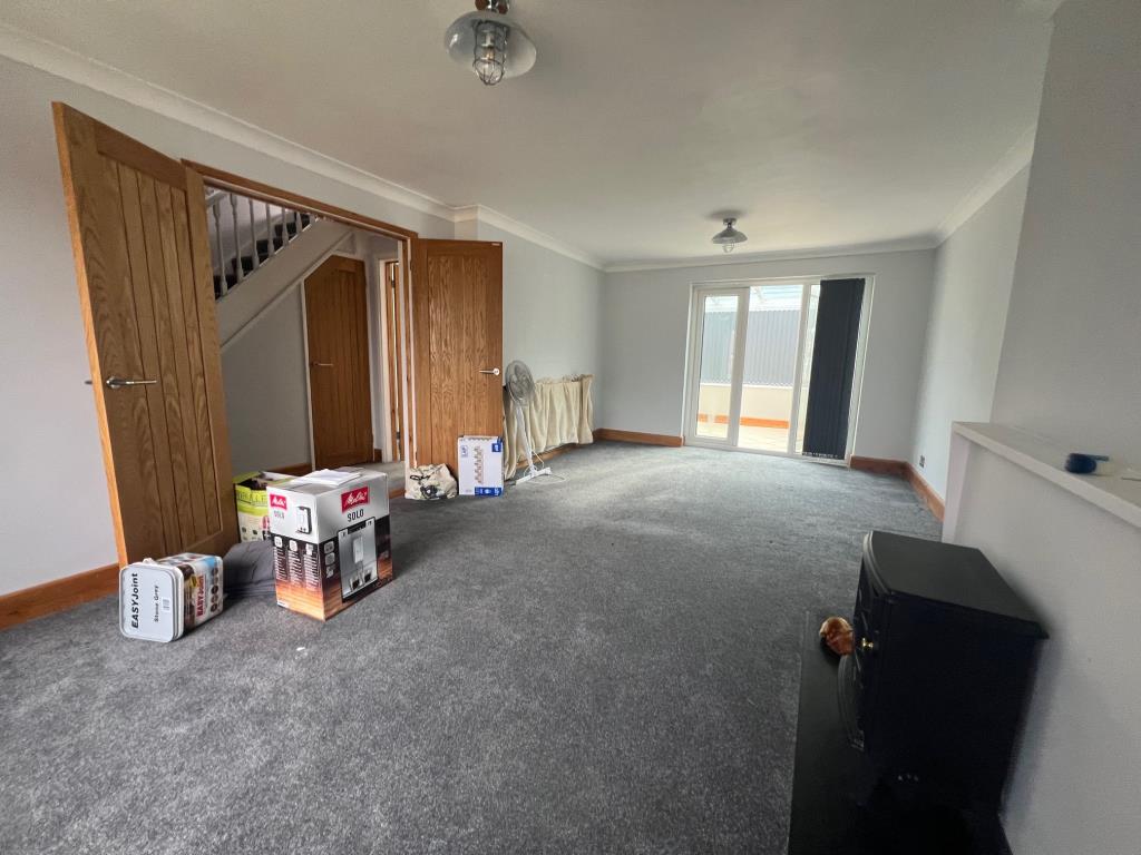 Lot: 102 - SEMI-DETACHED HOUSE FOR INVESTMENT OR OWNER-OCCUPATION - Double doors opening into spacious living room